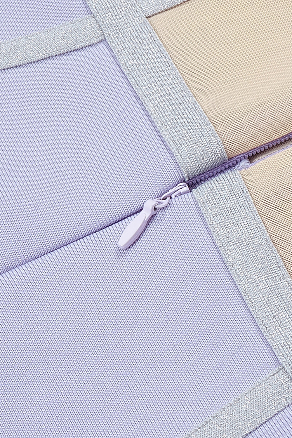 Minivestido ceñido con escote en V y tiras, hueco brillante, en color lavanda