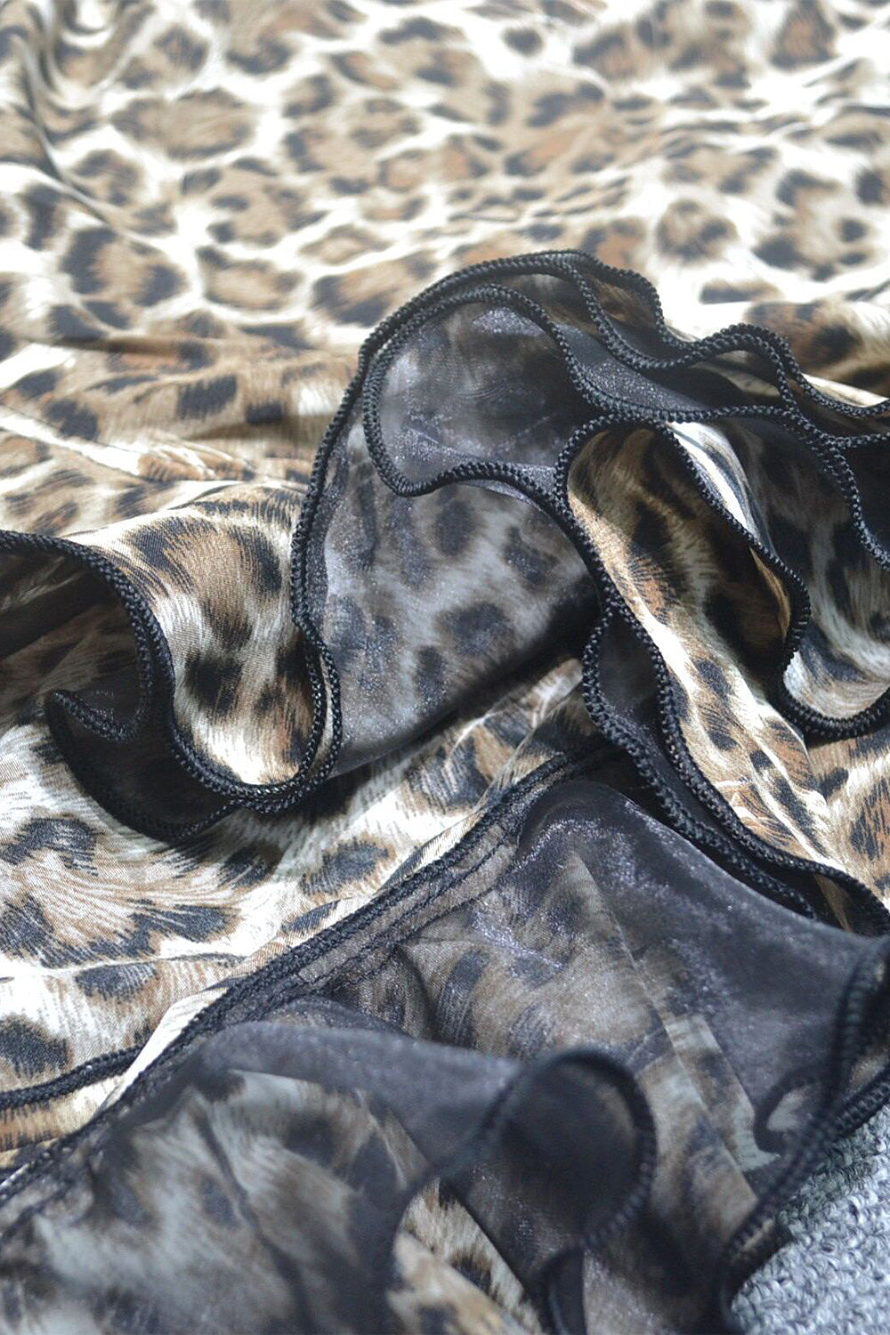 Vestido de manga corta con un solo hombro y estampado de leopardo