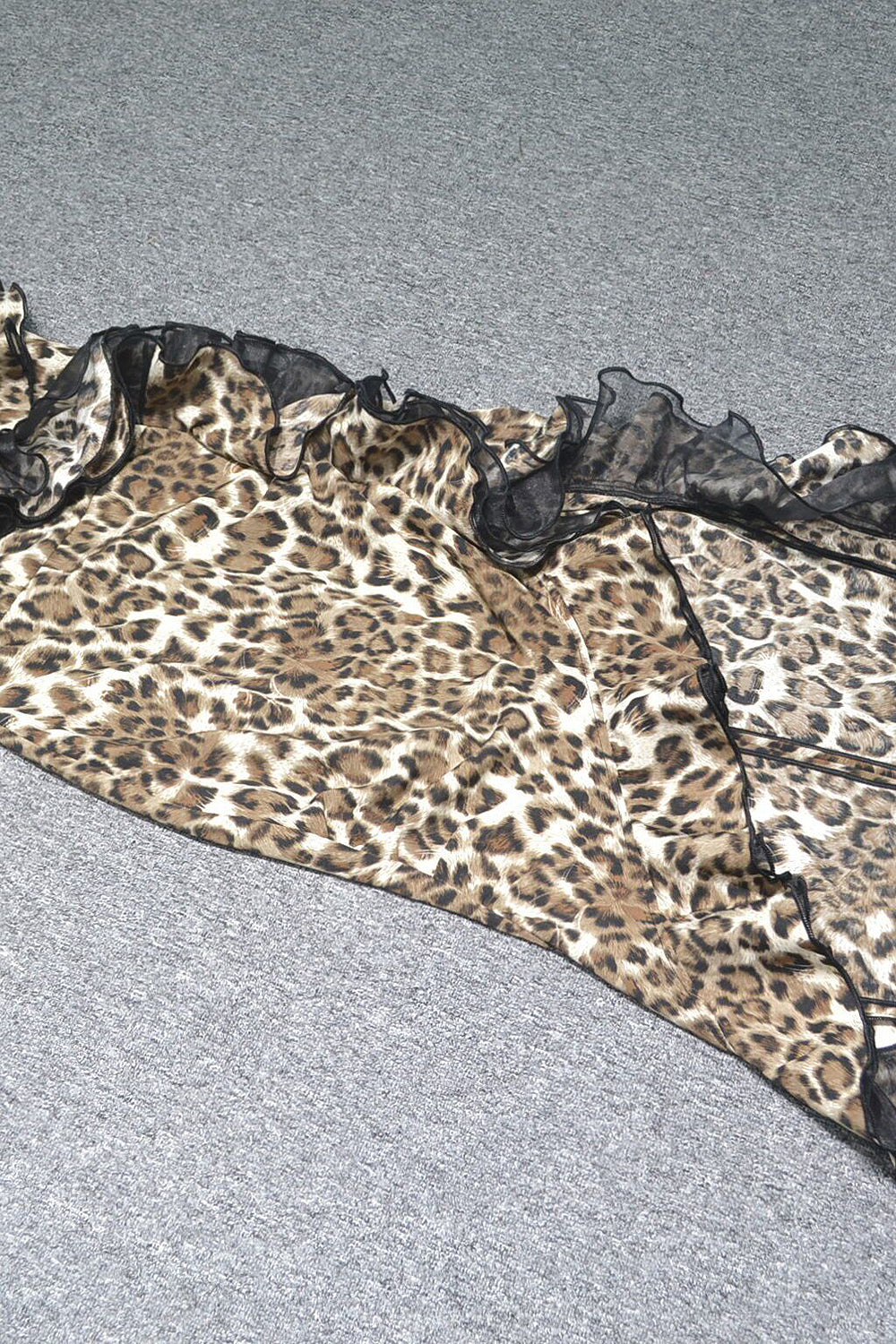Vestido de manga curta com estampa de leopardo e um ombro