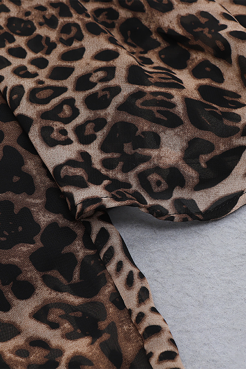 Conjunto de duas peças com estampa de leopardo, top curto com ombros largos e calças largas