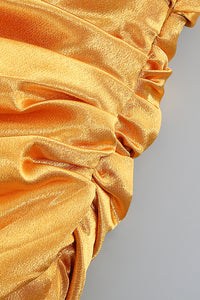 Vestido de seda de un hombro con aberturas en yema morada