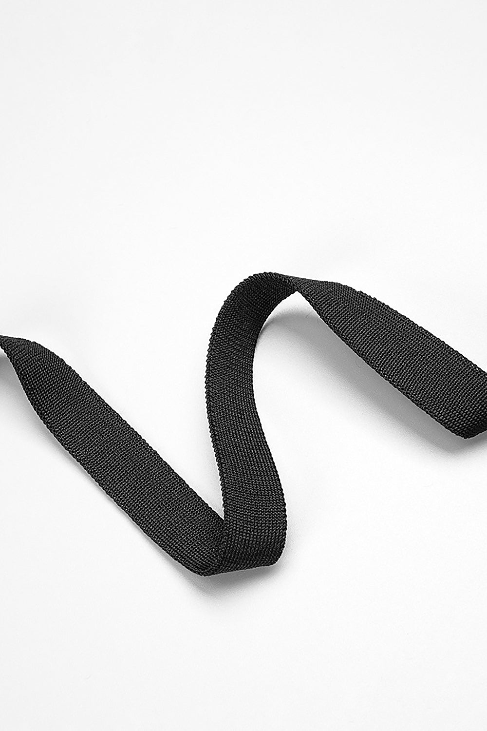 Vestido midi com bandagem elástica aberta e enfeitada em preto