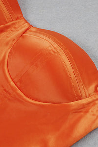 Minivestido drapeado laranja sem alças com cordões