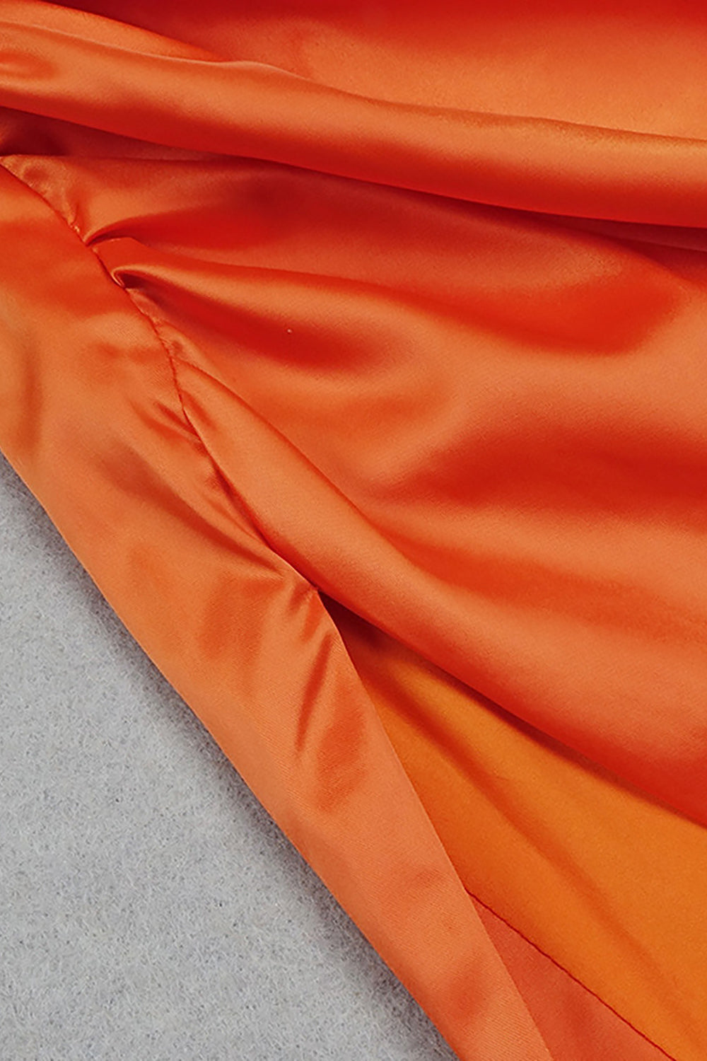 Minivestido drapeado laranja sem alças com cordões