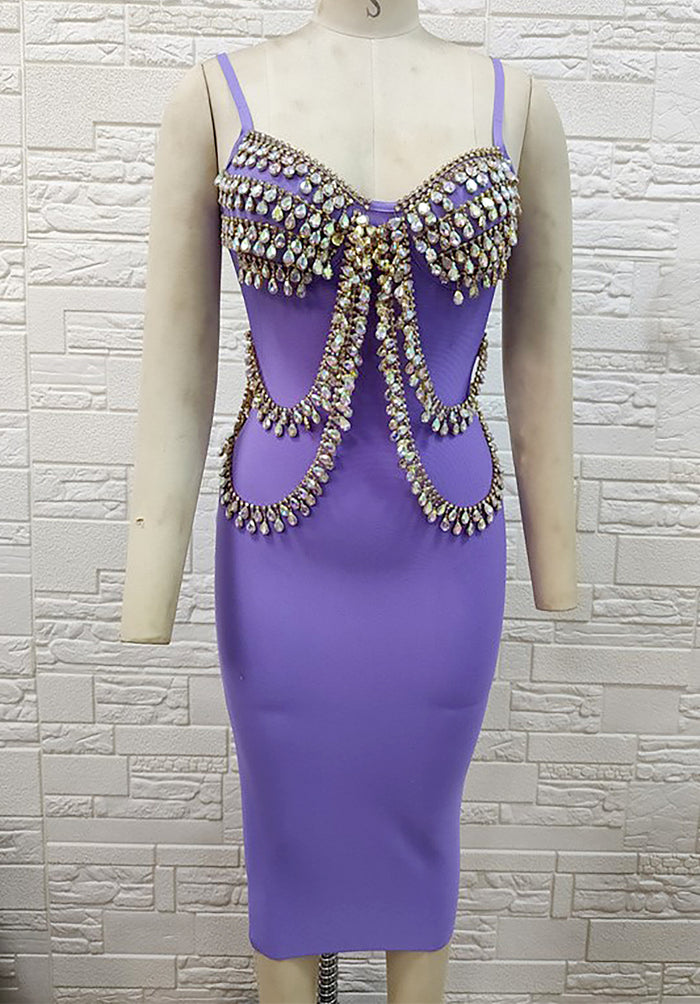 Vestido ajustado con tirantes finos y cristales brillantes morado