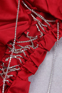 Minivestido recortado com corrente de diamante plissado em cetim com mangas em branco vermelho preto