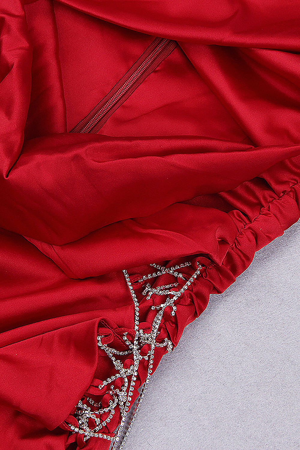 Minivestido de satén plisado con cadena de diamantes y aberturas, mangas japonesas, en blanco, rojo y negro