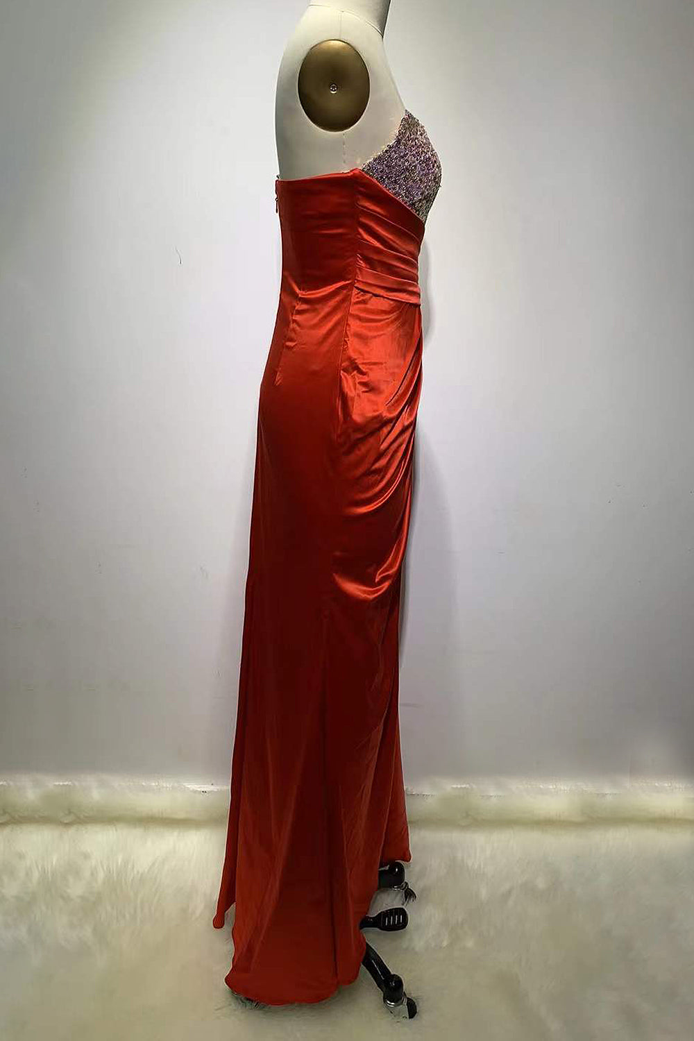 Vestido rojo sin mangas con abertura y lentejuelas
