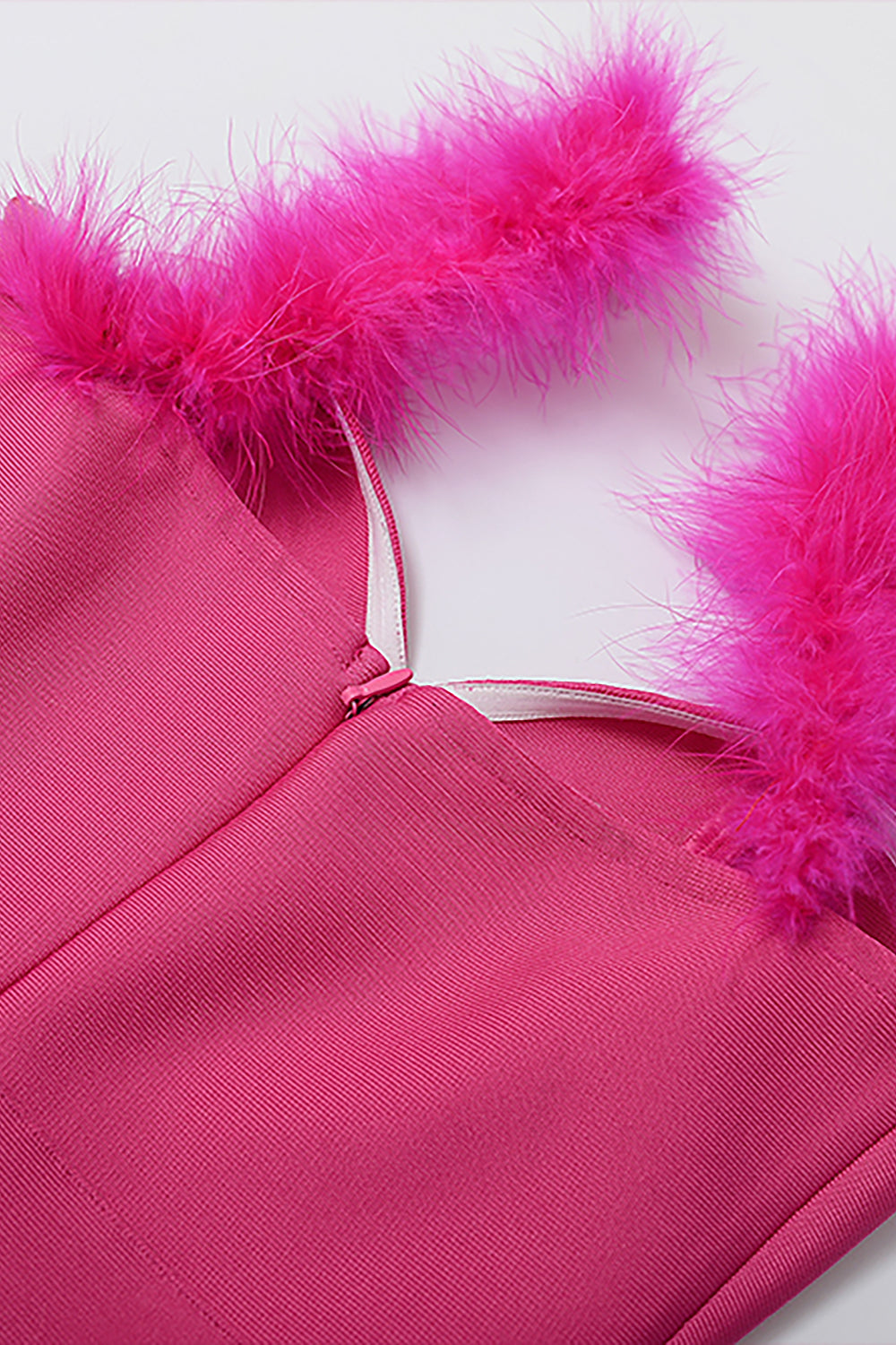 Vestido Bandage dividido con plumas y tirantes finos de color rojo rosa