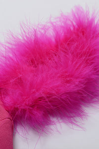 Vestido Bandage dividido con plumas y tirantes finos de color rojo rosa