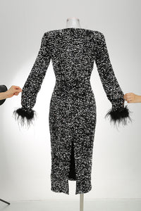 Vestido midi con lentejuelas y manga larga con ribete de plumas en Chambord negro y morado