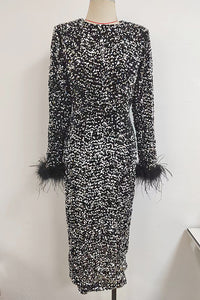 Vestido midi com lantejoulas e mangas compridas com acabamento em penas em preto roxo Chambord