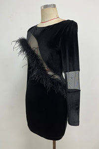 Vestido midi de lentejuelas y mangas largas con plumas en negro