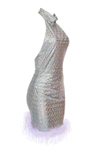 Mini vestido prateado com lantejoulas e penas frente única sem costas