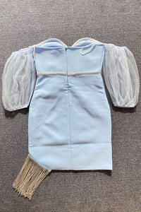 Mini vestido de bandagem com borla de diamante em malha com manga bufante e ombro de fora