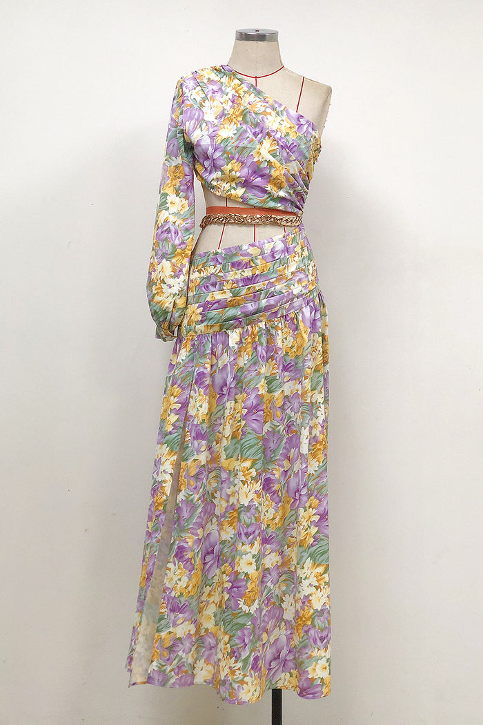 Vestido maxi com corte irregular floral inclinado de um ombro