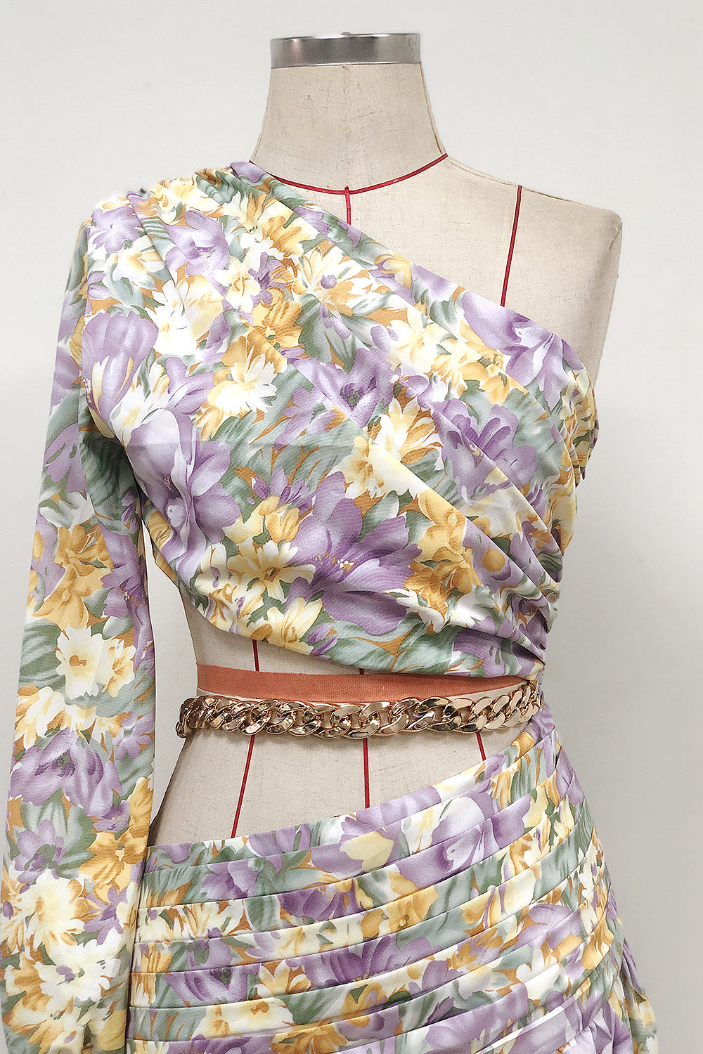 Vestido maxi com corte irregular floral inclinado de um ombro