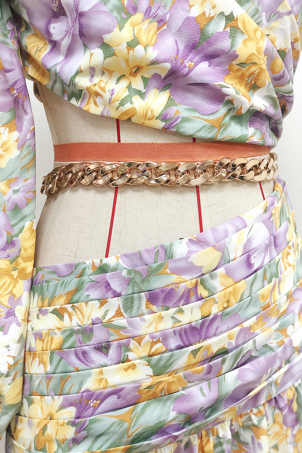 Vestido maxi com corte irregular floral inclinado de um ombro