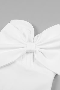 Vestido sem alças com gravata borboleta e mini bandagem em preto e branco