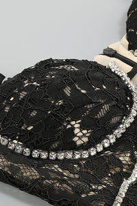 Vestido maxi de renda fina com tiras e cristais em preto