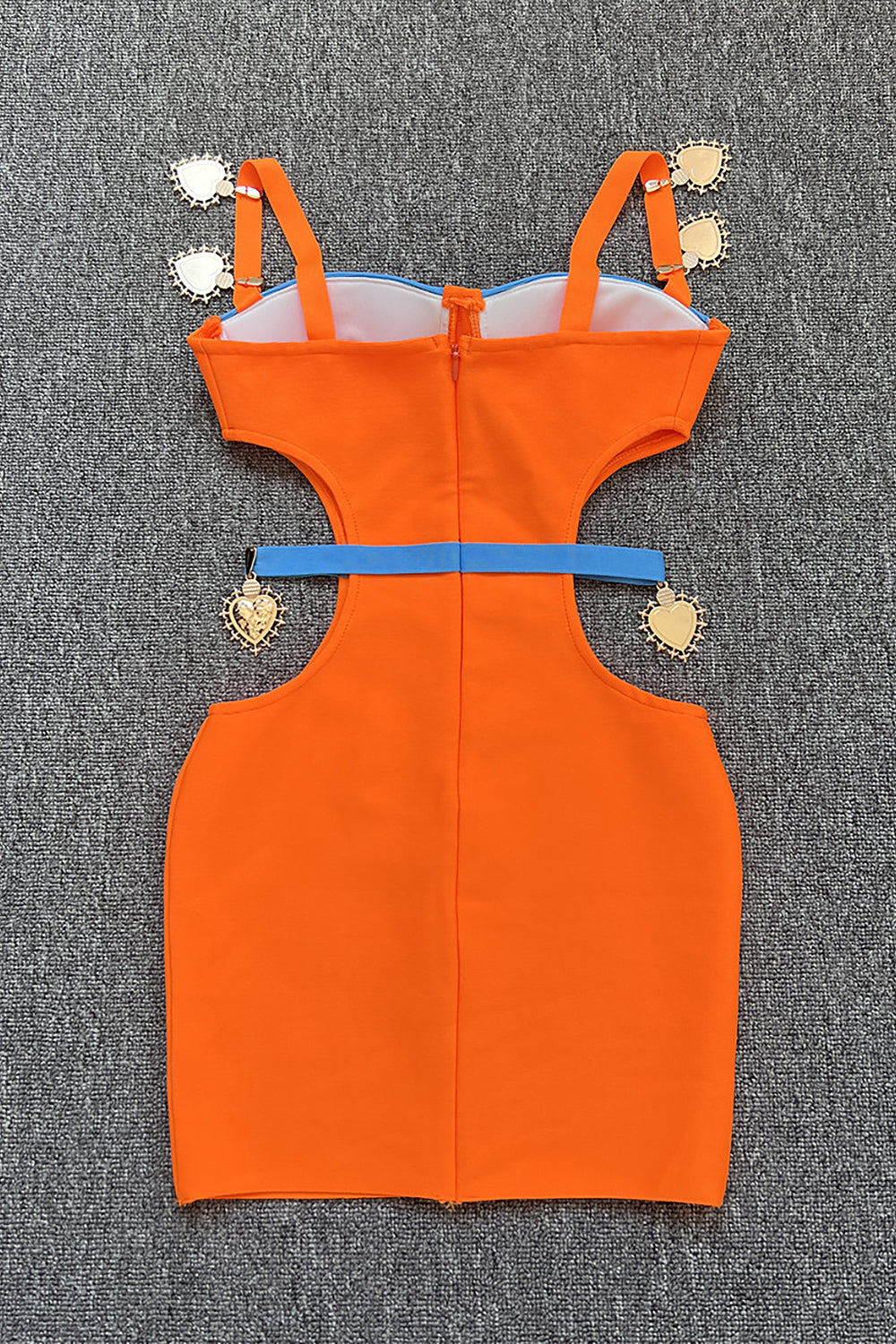 Mini vestido de bandagem com recorte de metal e tiras