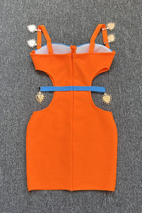 Mini vestido de bandagem com recorte de metal e tiras