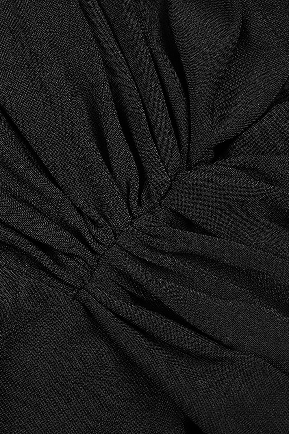 Vestido madi con tiras, escote pronunciado, fruncido y abertura en el muslo en negro