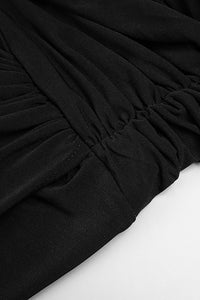 Vestido madi con tiras, escote pronunciado, fruncido y abertura en el muslo en negro