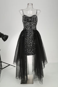 Mini vestido de lantejoulas com tiras em preto