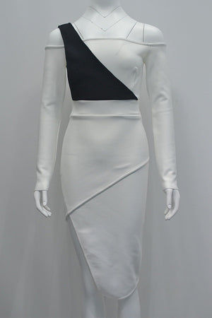 Vestido blanco con hombros descubiertos y manga larga