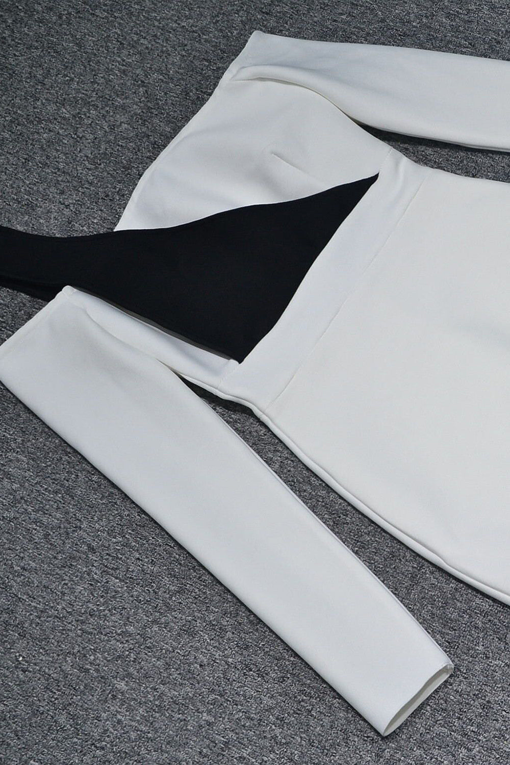 Vestido de bandagem de manga comprida com ombro de cartão branco