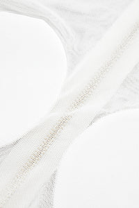 Vestido de bandagem de malha de celebridade com decote alto e mangas compridas em branco preto