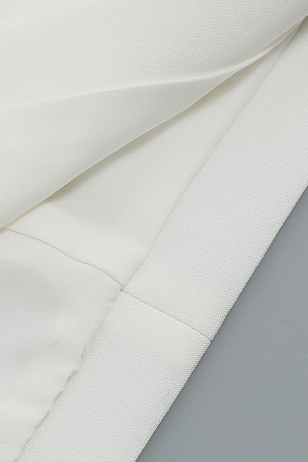 Terno branco de manga comprida com decote em V, casaco e saia, terno de duas peças