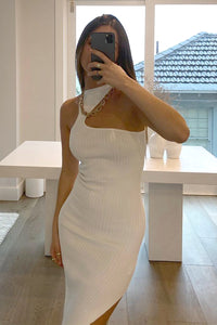 Vestido midi branco com um ombro e gola halter