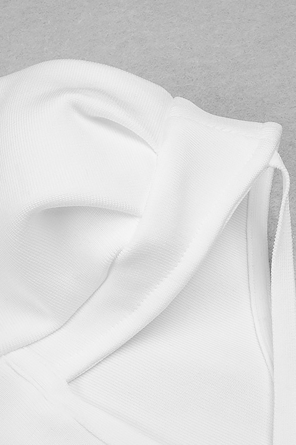 Vestido branco de manga comprida com um ombro vazado e bandagem alta dividida
