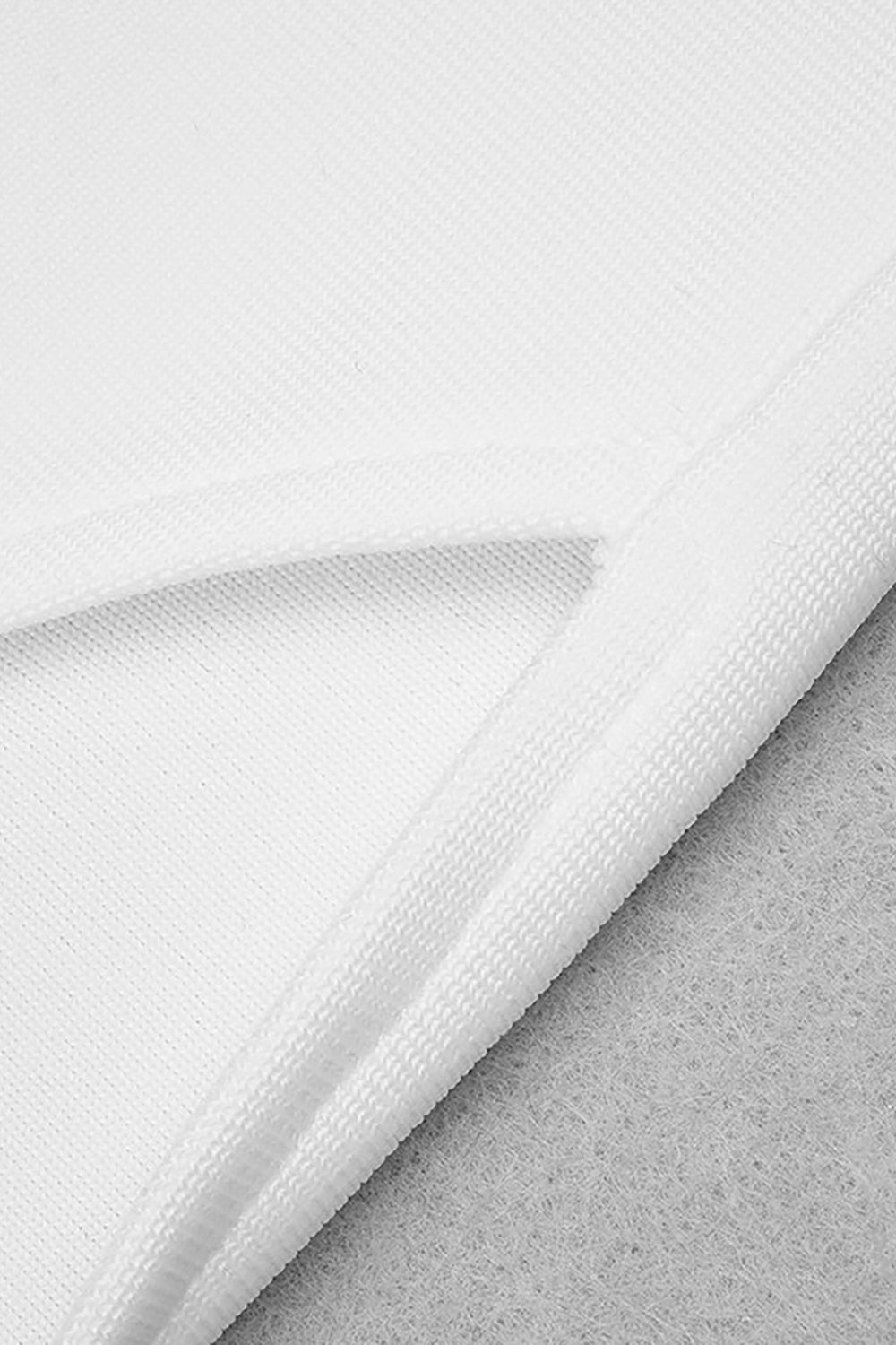 Vestido branco de manga comprida com um ombro vazado e bandagem alta dividida