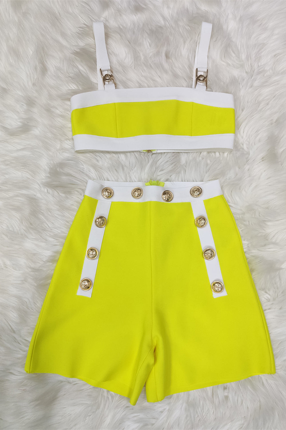 Conjunto de duas peças com bandagem amarela, regata curta e shorts com botões de cintura alta