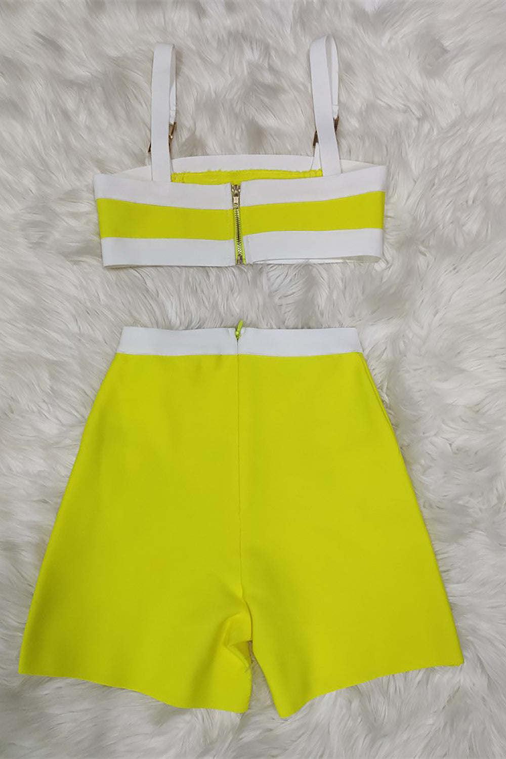 Conjunto de dos piezas con vendaje amarillo, camiseta sin mangas corta y pantalones cortos con botones de cintura alta