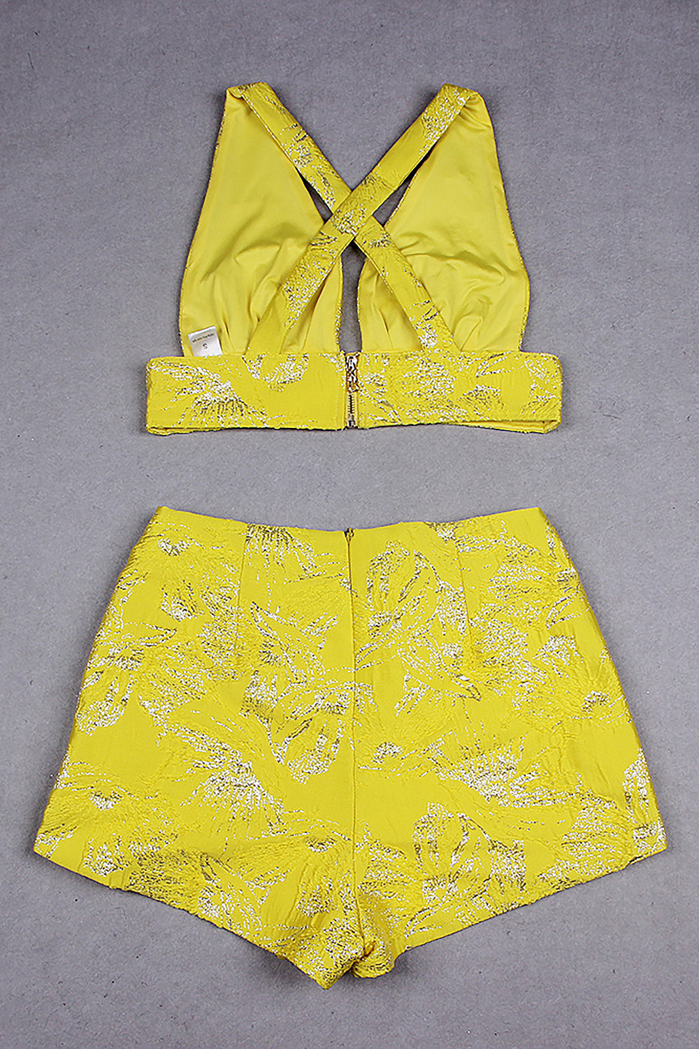 Top corto con lentejuelas y pantalones cortos de dos piezas en amarillo y azul