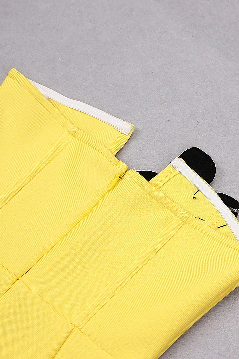 Mini vestido de bandagem sem alças com flor de cristal nas costas amarelas