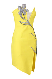 Mini vestido de bandagem sem alças com flor de cristal nas costas amarelas