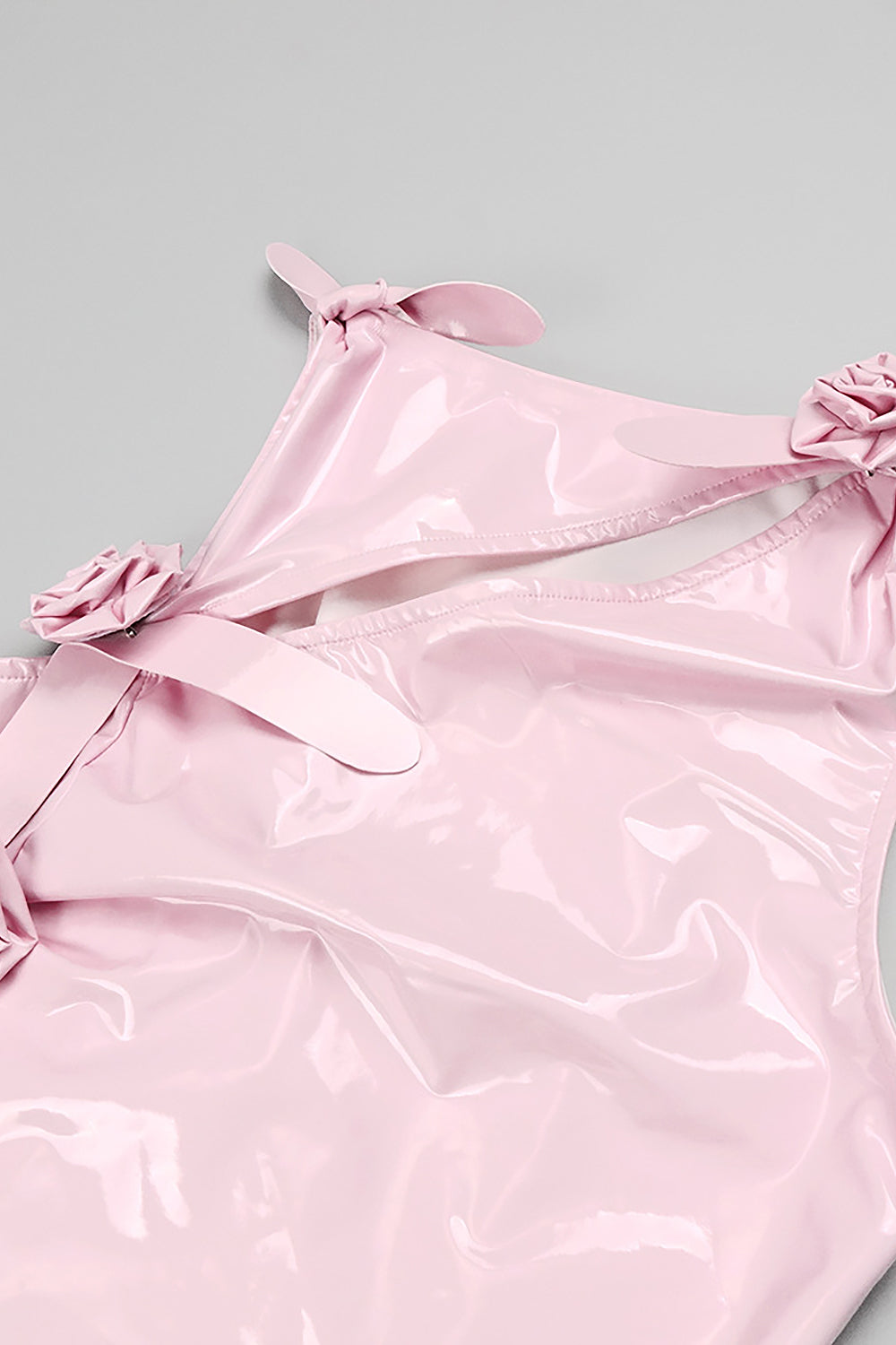 Kylie Jenner Glam com vestido de látex Edgy Skintight em branco rosa